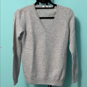 UNIQLO V-NECK SWEATER